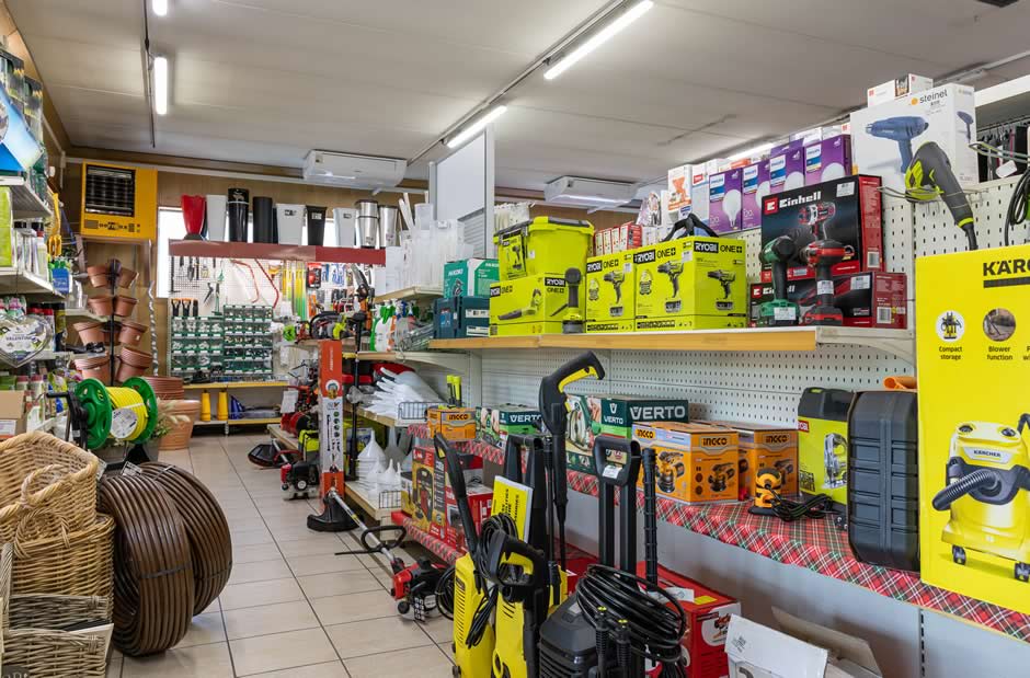 Corsia ferramenta con idropulitrici, tagliaerba Einhell e Ryobi ed elettroutensili da lavoro nel negozio Costrusion Len di Pordenone