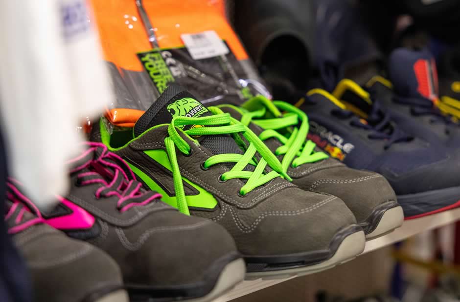 scarpe antinfortunistiche professionali con lacci colorati ad alta visibilità per cantiere nel negozio Costrusion Len a Pordenone