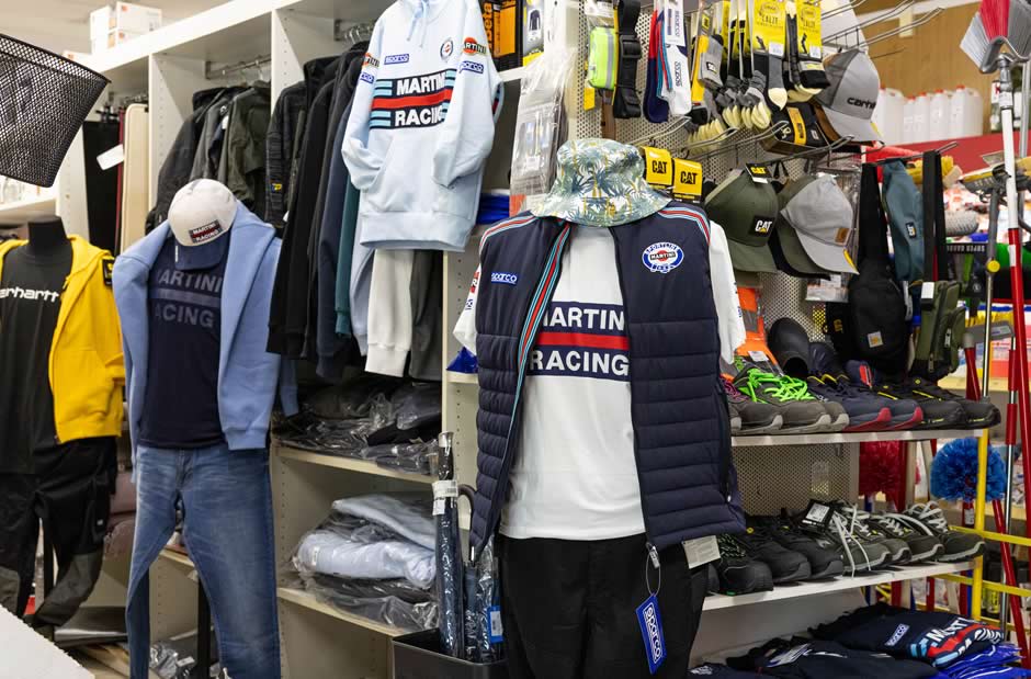 Manichini con abbigliamento da lavoro Martini Racing e scarpe antinfortunistiche esposte nel reparto sicurezza nel negozio Costrusion Len a Pordenone