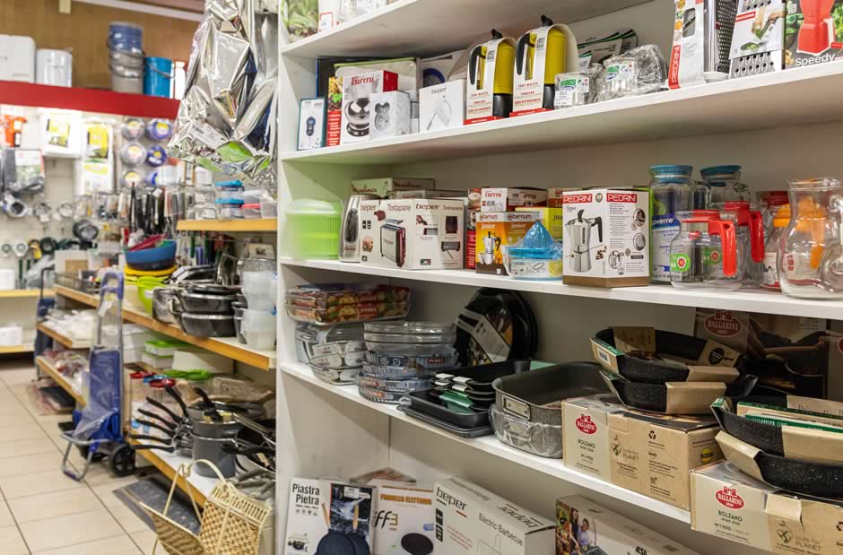 Scaffalature negozio Costrusion Len a Pordenone con piccoli elettrodomestici da cucina, caffettiere moka e teglie da forno