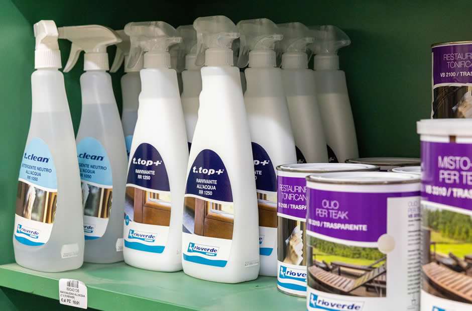 Flaconi di detergente neutro all'acqua e latte di olio protettivo trasparente per legno Rio Verde