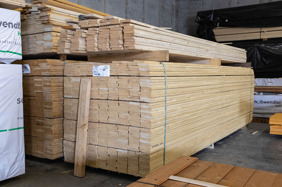 Perline in legno per carpenteria e tetti nel magazzino di Costrusion Len a Pordenone
